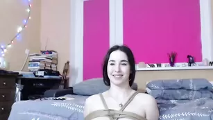 Пошлая телочка Vickypeaches отсасывает пенис жеребцу