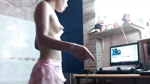 Аппетитная брюнетка Sweetlolita4711 моется в ванной