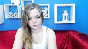 Амбициозная баба Littlekarolina теребит бритую киску