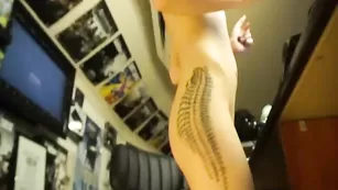 Превосходная дама Gameshopgwen показывает упругие сиси