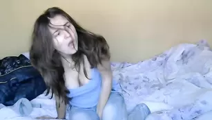 Темноволосая сучка Crissheaven4u соблазняет крупными сиськами