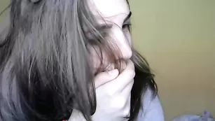 Темноволосая сучка Crissheaven4u соблазняет крупными сиськами