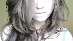 Темноволосая сучка Crissheaven4u соблазняет крупными сиськами