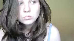 Темноволосая сучка Crissheaven4u соблазняет крупными сиськами