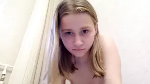 Светловолосая малышка Sexycherry181 демонстрирует интимные места