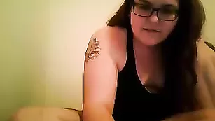 Толстенькая сука Alexandrasnow теребит бритую вагину