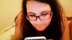 Толстенькая сука Alexandrasnow теребит бритую вагину