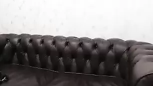 Сексуальная телка Amilara позирует в эротичном наряде