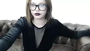 Сексуальная телка Amilara позирует в эротичном наряде