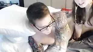 Порочная сука Thepeachandthediver лижет парню анал