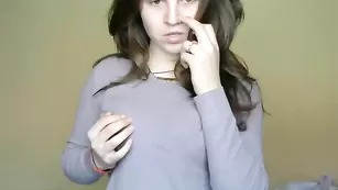 Шальная малышка Crissheaven4u показывает красивую грудь