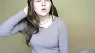 Шальная малышка Crissheaven4u показывает красивую грудь