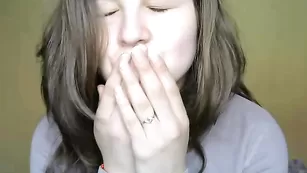 Шальная малышка Crissheaven4u показывает красивую грудь