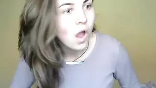 Шальная малышка Crissheaven4u показывает красивую грудь