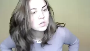 Шальная малышка Crissheaven4u показывает красивую грудь