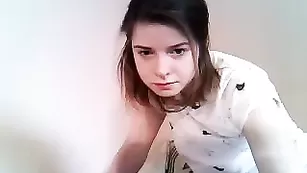 Соблазнительная малышка Matildaxxx позирует перед камерой