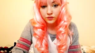 Роскошная кобыла Kittennischeeky нежно теребит киску