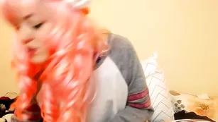 Роскошная кобыла Kittennischeeky нежно теребит киску