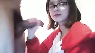 Милашка в очках Ssolechka сосет пенис и трахается