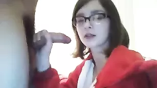 Милашка в очках Ssolechka сосет пенис и трахается