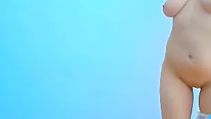 Восхитительная модель Oelisia трахает анус фаллосом