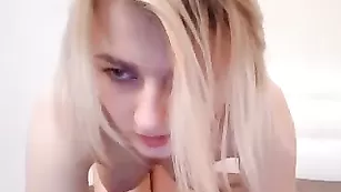 Изысканная курва Elvira86 ласкает бритые отверстия