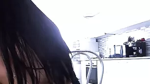 Прелестная брюнетка Cutebabybee ласкает полове губки