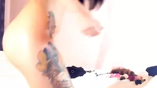 Татуированная самка wet_girl мастурбирует киску вибратором