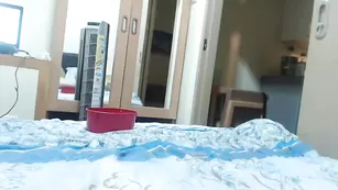 Милая брюнетка Bigtroublelittlechina мастурбирует бритые отверстия