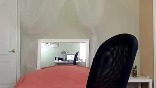 Шальная латинка Strawberymilf мастурбирует секс игрушкой