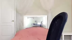 Шальная латинка Strawberymilf мастурбирует секс игрушкой
