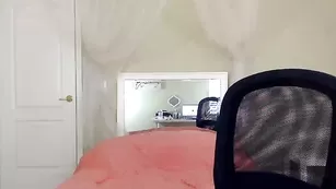 Шальная латинка Strawberymilf мастурбирует секс игрушкой