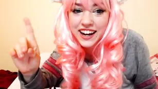 Крашенная стерва Kittennischeeky нежно дрочит киску