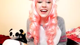 Крашенная стерва Kittennischeeky нежно дрочит киску