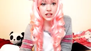 Крашенная стерва Kittennischeeky нежно дрочит киску