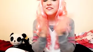 Крашенная стерва Kittennischeeky нежно дрочит киску