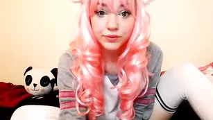 Крашенная стерва Kittennischeeky нежно дрочит киску