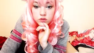Крашенная стерва Kittennischeeky нежно дрочит киску