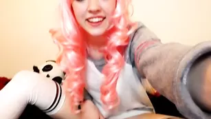 Крашенная стерва Kittennischeeky нежно дрочит киску