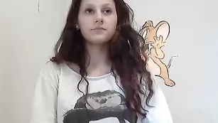 Темноволосая курва Pinkkypower1 теребит киску пальчиками