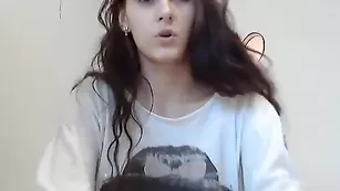 Темноволосая курва Pinkkypower1 теребит киску пальчиками