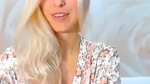 Искусная бабенка Elfiiyka нежно теребит киску