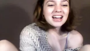Очаровательная девка Marymoody теребит сочный клитор