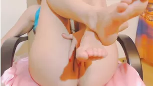 Стройная баба Arrizona_baby страстно ласкает письку