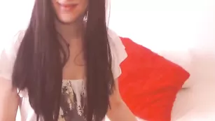 Длинноволосая красотка Aymeefuller показывает бритую киску