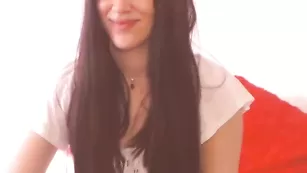 Длинноволосая красотка Aymeefuller показывает бритую киску