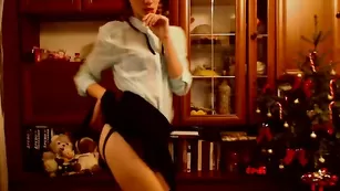 Шальная малышка marshmallowww эротично двигается перед камерой