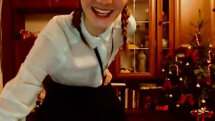 Шальная малышка marshmallowww эротично двигается перед камерой