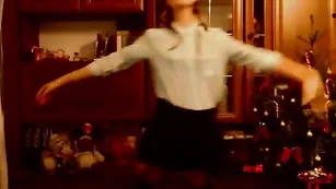 Шальная малышка marshmallowww эротично двигается перед камерой