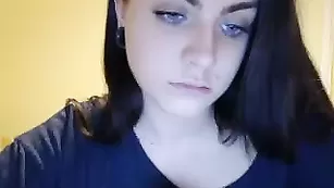 Привлекательная сучка Youstinah демонстрирует крупную попку